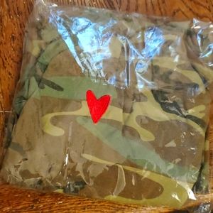 Riot Society Camo Long Sleeve Heart Sz. XL